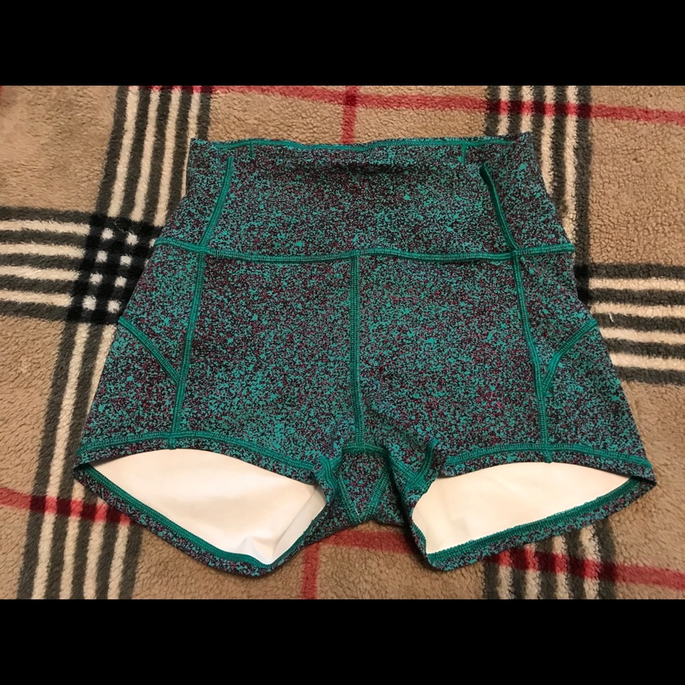 NWOT Lululemon Spandex shorts *Rare pattern*